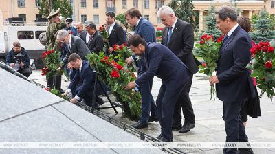 Міністры адукацыі краін ШАС усклалі кветкі да манумента Перамогі ў Мінску