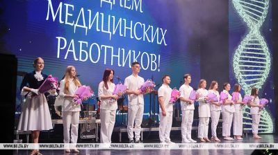 "Яны прысвяцілі жыццё клопату аб людзях". У Гомелі ўшаноўвалі медработнікаў вобласці