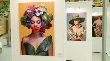 Шаўковыя хусткі і сукенка з кветак. Што можна ўбачыць на выставе "Жаночая прастора" ў НББ