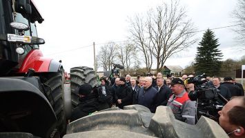 Лукашэнка: Ну што за цуда-трактар ​​ты абяцаў? // BELARUS-5425, легендарная "Кароўка" і інвестпраекты