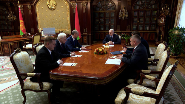 Лукашэнка на сустрэчы з расійскім губернатарам прапанаваў падставіць плячо ў нафтаперапрацоўцы
