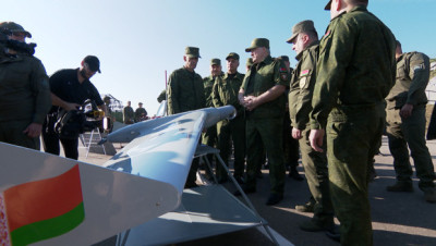 Лукашэнка азнаёміўся з баявымі магчымасцямі беларускіх беспілотнікаў і сродкаў барацьбы з БПЛА